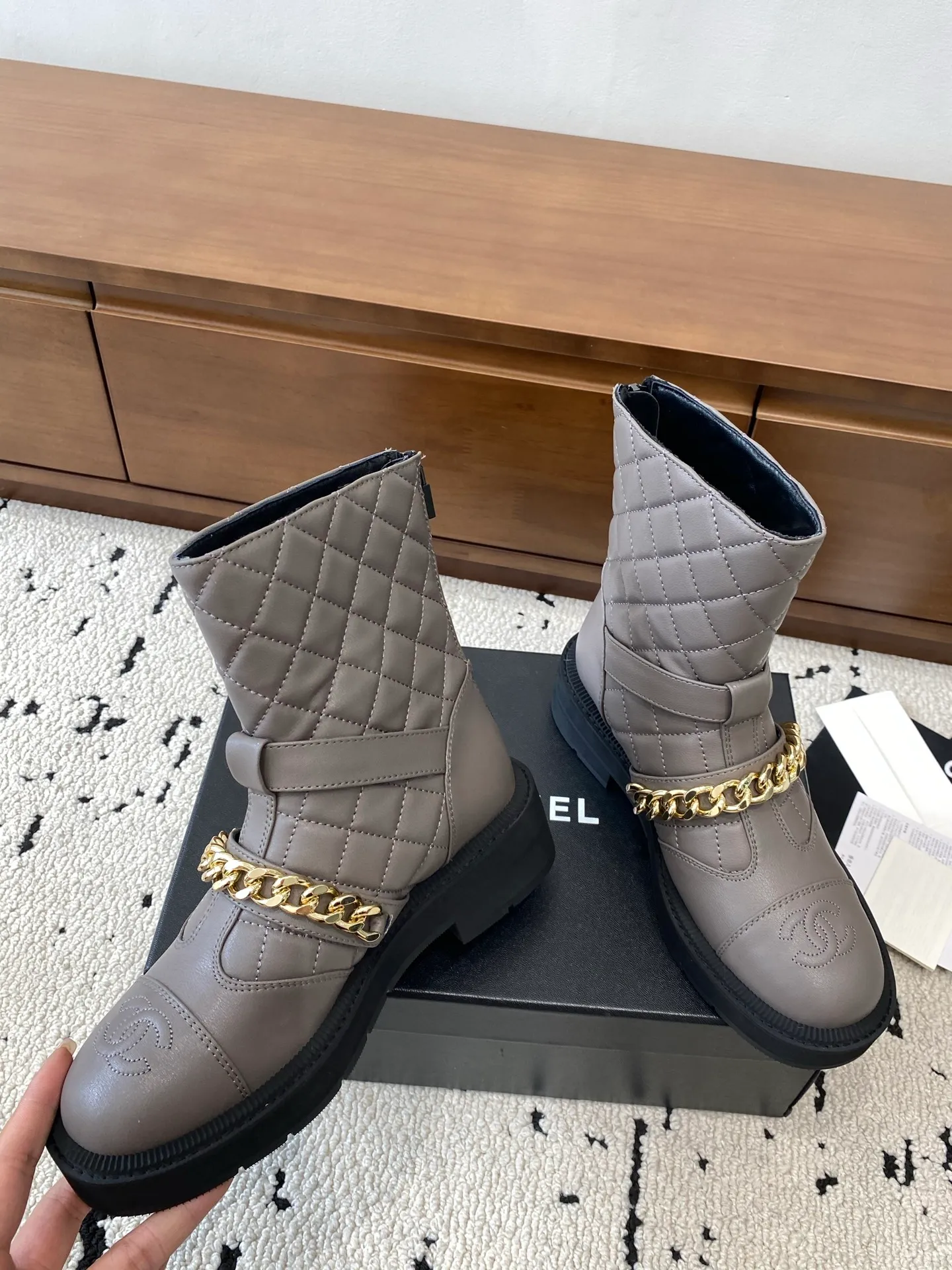 👟👟Ex-factory price 700👟👟 High version🍀 CHANEL 2025s autumn and winter series short boots, made of imported cowhide, with an additional height of 5cm to show leg length. Chanel's classic rhombus is used on the boot shaft, which Xiao Meimei particularly likes. This is Chanel's most popular style this autumn and winter. In addition, the entire boot shaft is equipped with a classic chain and school bag buckle. It is made of full-grain cowhide and uses a rear zipper. It is easy to put on the foot and super comfortable. It is a must-have for this autumn and winter. 🔴 Upper material: imported cowhide leather with anti-rust metal chain ❤︎ Consistently authentic ❤︎ Outsole: original Italian anti-slip rubber outsole Number of yards: 35-40 (40 is custom-made, non-refundable and non-exchangeable) Buy now 👉 Buy now 👉 Buy now 👉 Buy now 👉 Buy now 👉 Buy now 👉 Buy now 👉 Buy now 👉 Buy now 👉 Buy now 👉
